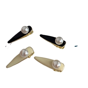 Lot de 4 barrettes vintage avec perles en noir et crème et base en alliage doré