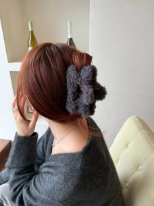 Pinza per capelli a stella in peluche grigio scuro con finitura in ecopelliccia