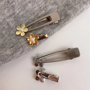 Lot de barrettes à cheveux en métal doré et argenté avec fleurs délicates et perles