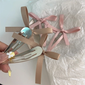 Eleganti fermagli per capelli con fiocchi di raso rosa e kaki su base in metallo argento