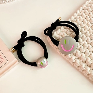 Set aus schwarzen elastischen Haargummis mit silbernen Smile-Anhängern und Goldakzenten