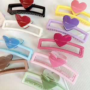 Pinces à cheveux cœur de 13cm pour cheveux épais présentées en diverses couleurs vives