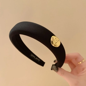 Serre-Tête Rembourré en Éponge Exquis pour Femmes High Crown Vintage Mode en Tissu Avec Plaque Métallique Accessoire Cheveux