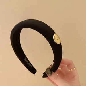Serre-tête éponge noir élégant avec détail en métal doré pour coiffure vintage volumineuse
