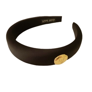 Serre-tête matelassé en velours noir avec boucle métallique dorée style rétro chic