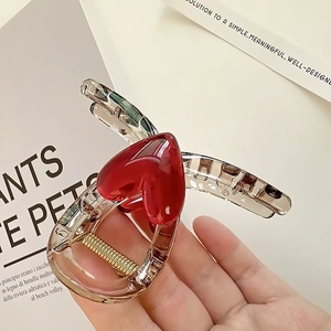 Pince à cheveux élégante avec cœur rouge cerise en résine marron transparente