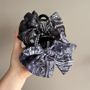 Pince à Cheveux Rétro à Nœud Papillon Imprimé Paisley pour Femmes Grande Pince en Tissu Style Coréen Motif Bandana
