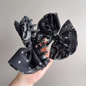 Pince à cheveux motif cachemire vintage en noir brillant pour coiffage de cheveux épais