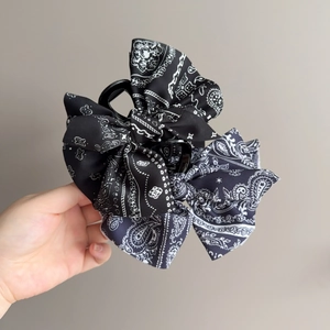 Pince à cheveux avec nœud vintage et imprimé paisley classique en noir et blanc