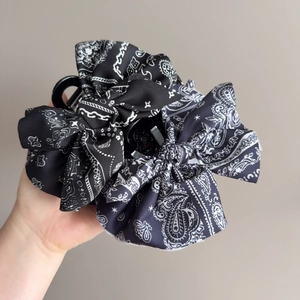 Détail de la pince à cheveux à nœuds paisley noir et blanc pour cheveux épais