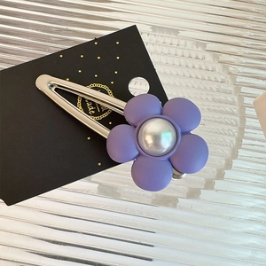Violetter Blumen-Haarclip mit weißer Perle auf silberner Metallspange für Damen