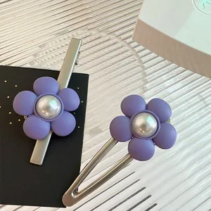 Nahaufnahme matter lila Blumen-Haarspangen mit Kunstperlen auf hochwertiger Metallbasis