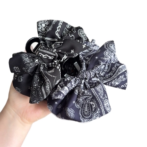 Grande pince à cheveux avec nœud imprimé paisley et motifs floraux noirs et blancs