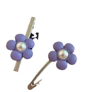 Set mit zwei lila Blumen-Haarspangen mit Perlen und silberner Legierung für Mädchen