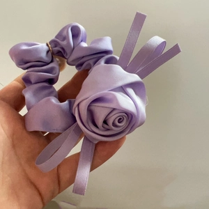 Chouchou élégant en satin violet avec rose et rubans pour accessoires cheveux