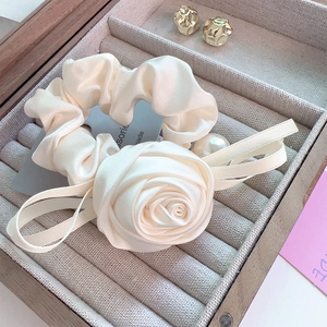Chouchou élégant en satin rose blanc crème avec une perle pendante et un ruban décoratif