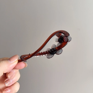 Elegante pinza per capelli a farfalla con paillettes argento e strass su base marrone