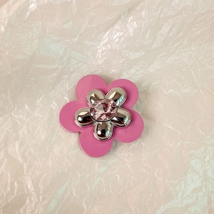 Dettaglio del fermaglio per capelli a doppio fiore rosa e argento con cristallo