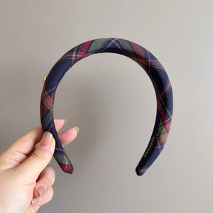 Serre-tête à carreaux de style britannique avec texture en tissu et étiquette faite main