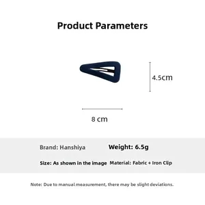 Vue détaillée d'une barrette triangulaire en velours bleu avec dimensions précises