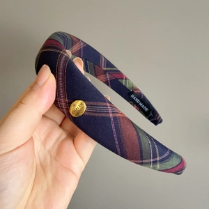 Serre-tête à carreaux de style britannique avec bouton doré et doublure faite à la main