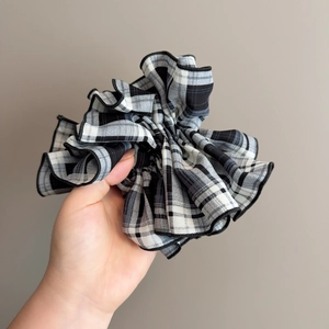 Grand chouchou classique à carreaux noirs et blancs pour une coiffure élégante et chic