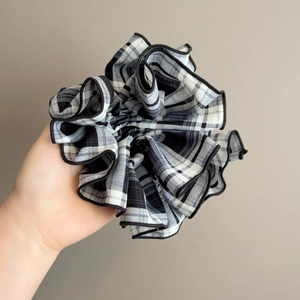 Chouchou oversize classique à carreaux noir et blanc pour femme avec volants élégants