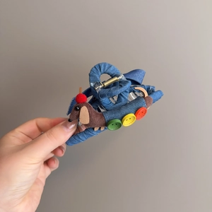 Pinza per capelli in denim blu con simpatico bassotto in maglia e bottoni colorati