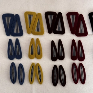 Vue détaillée des barrettes vintage floquées en bleu marine, moutarde, marron et bordeaux