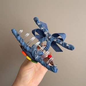 Pinza per capelli in denim blu con doppio fiocco e bottoni decorativi colorati vivaci