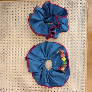 Lot de chouchous en denim avec coutures rouges et peluche de teckel artisanale