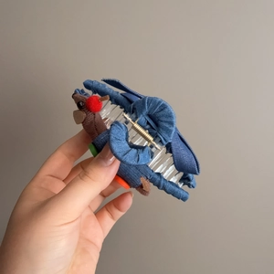 Pinza per capelli a forma di bassotto con denim blu e design di animale in peluche marrone