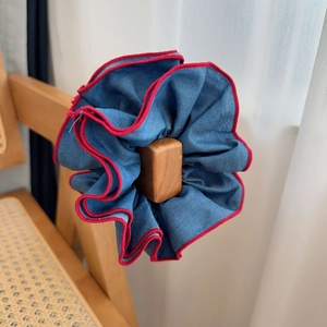 Chouchou bleu denim avec bord rouge et poupée souris sur manche en bois