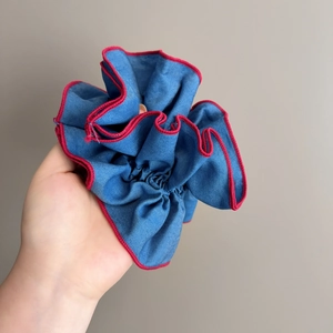 Chouchou en jean bleu foncé avec coutures contrastées rouges et texture plissée