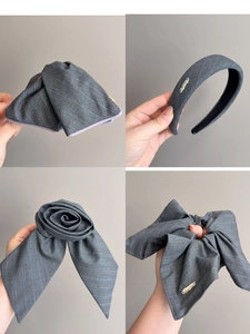 Gros plan d'accessoires de cheveux à rayures grises avec étiquette dorée handmade