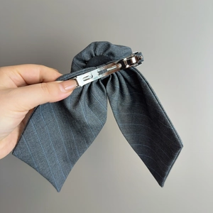 Nœud à cheveux en tissu rayé gris avec fermoir métallique argenté pour un style élégant