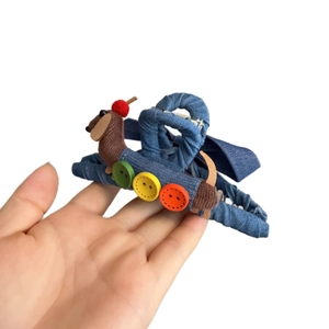 Molla per capelli in denim con simpatico bassotto di peluche e bottoni colorati