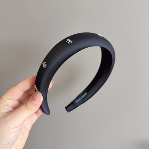 Serre-tête élégant en satin noir avec nœuds argentés et design rembourré fait main