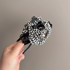 Pince à cheveux fleur à carreaux noir et blanc élégante avec une perle centrale dorée