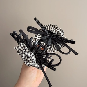 Ensemble de pinces à cheveux noir et blanc avec nœud élégant et texture en tissu à carreaux