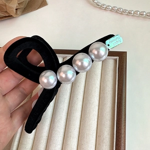 Pince à cheveux élégante en velours noir avec quatre perles blanches et étiquette