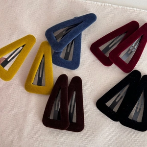 Lot de 10 barrettes à cheveux vintage en velours aux tons Morandi sur fond en tissu beige