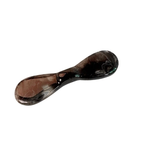 Barrette à cheveux minimaliste en résine marbrée avec motif marron sur fond blanc pur