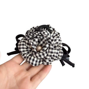Pince à cheveux fleur avec motif pied-de-poule, ruban noir et perle élégante