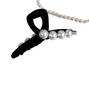Grande pince à cheveux en velours noir ornée de quatre perles blanches pour chignon femme