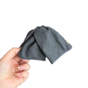 Accessoire de cheveux en tissu rayé gris avec emblème métallique doré au style bureau