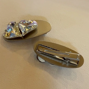 Pair of sweet heart-shaped crystal hair clips with gold alloy duckbill pins for women