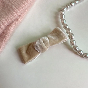 Barrette à cheveux nœud en velours beige champagne pour un style ballet élégant