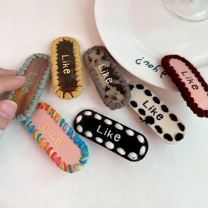 Barrettes à cheveux colorées en acétate avec bords tissés et broderie Like