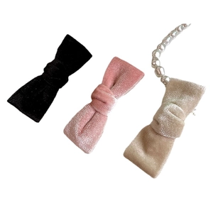 Trois barrettes à nœuds en velours noir, rose et champagne avec chaîne de perles